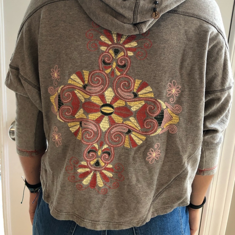 Embroidered crop hoodie
